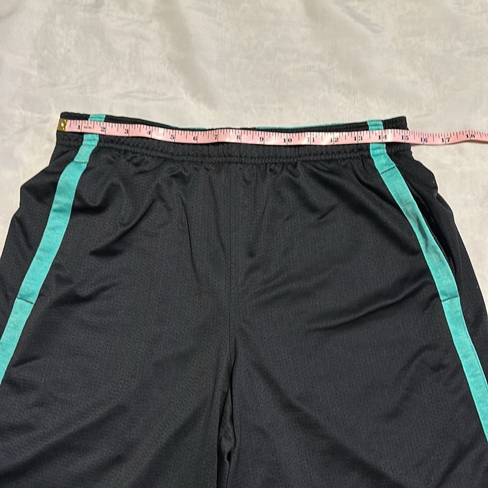 Under Armour Loose Fit HeatGear Shorts Sz L - Picture 2 of 9